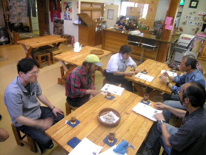 �H������̘b��M�S�ɕ��������o�[�A��O�̓L���x�c