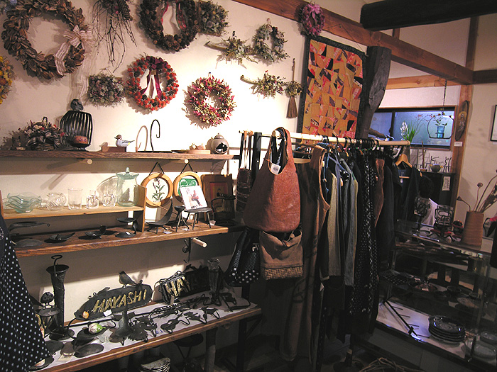 �M�������[�ɕ��ׂ�ꂽ��i