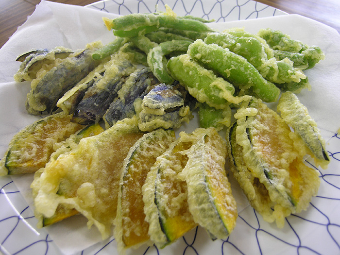 ��������̍؉��A�̂ꂽ�Ė�؂̗g�����ēV�Ղ�