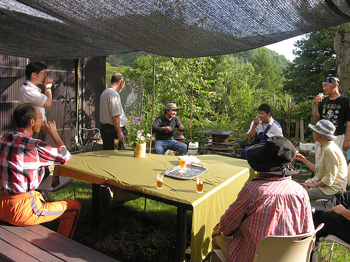 �R�̗΂𒭂߂��̑傫�ȃe�[�u�����͂��